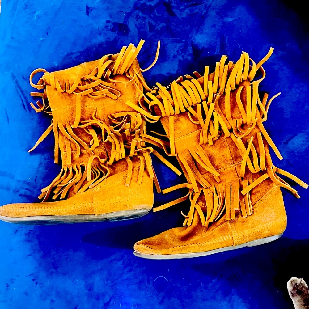 Minnetonka Women's 3-Layer Fringe Boot